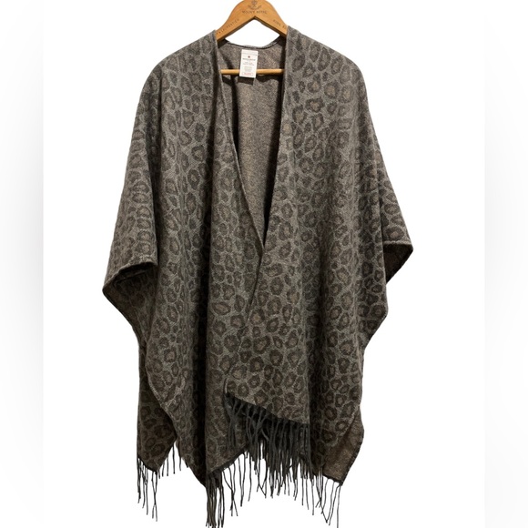 Woolrich Leopard Print Cozy Blanket Poncho Wrap One Size - Picture 2 of 9